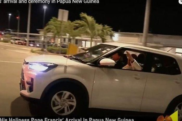 Paus Fransiskus menggunakan mobil sederhana lagi yakni Toyota Raize