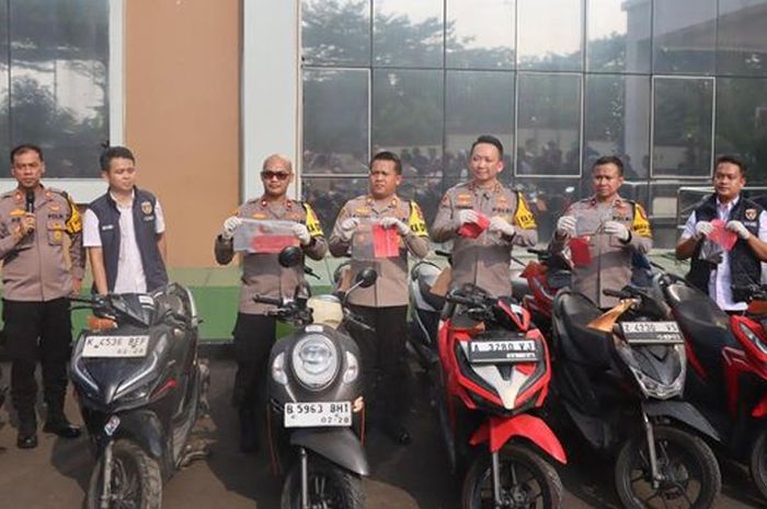 Polres Tangerang Selatan membongkar sindikat pencurian motor yang diotaki pasangan suami istri