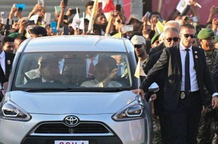 Paus Fransiskus naik mobil rakyat lagi di Timor Leste.