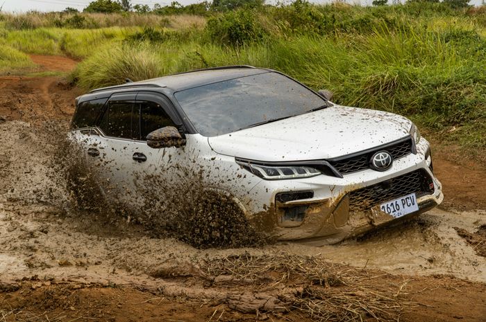 Toyota New Fortuner 2.8 GR Sport 4x4 TSS diuji di lintasan off-road