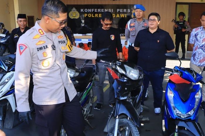 Kapolres Ngawi, AKBP Dwi Sumrahadi Rakhmanto menunjukan Honda Supra Fit yang dimaling modus cari rumput di Widodaren, Ngawi