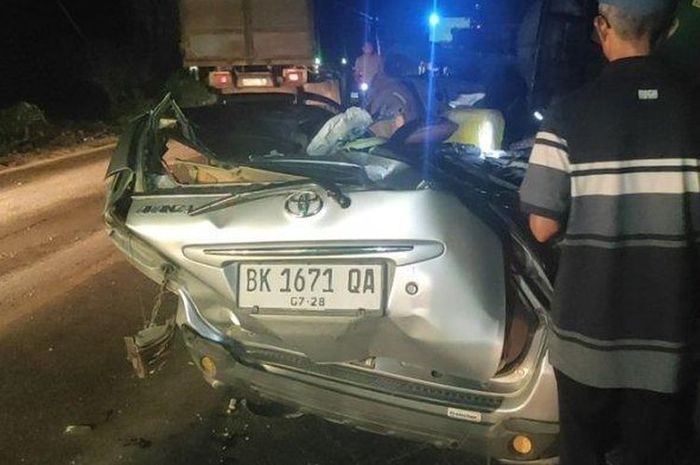 Toyota Avanza gepeng tertimpa peti kemas yang copot dari atas truk di Jalan Lintas Sumatera, Kecamatan Air Batu, Asahan, Sumatera Utara