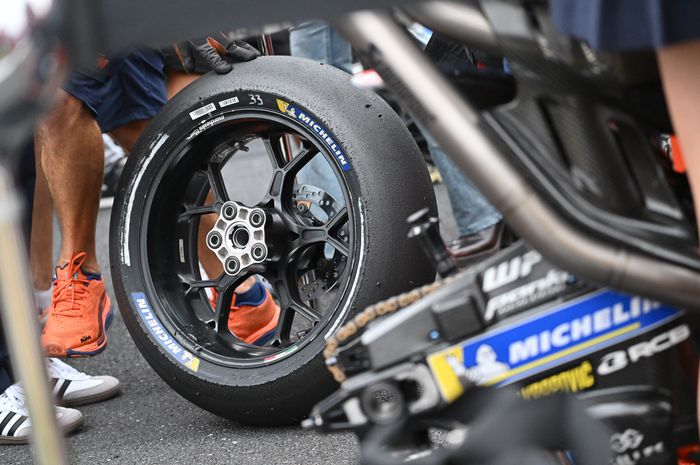 Michelin coba ban baru buat MotoGP, Pecco Bagnaia dan Marc Marquez beda pendapat