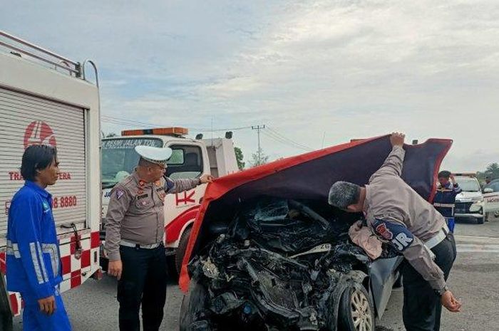 Kondisi Honda Mobilio yang hancur tabrak truk di KM44/400/B tol Pekanbaru-Dumai