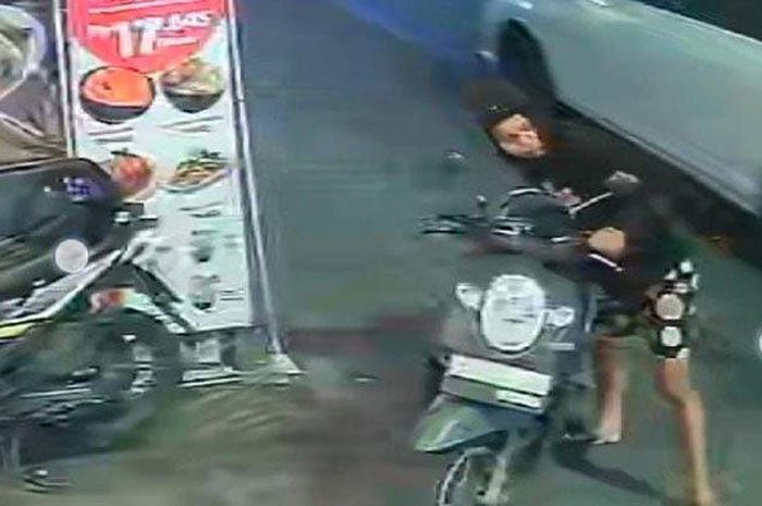 Honda Scoopy pekerja restoran di Jl Siwalankerto, Wonocolo, Surabaya digondol maling yang terekam cctv