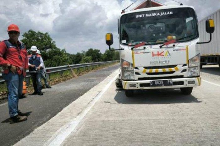 Ujicoba marka jalan yang dibuat dari campuran getah pinus (gondorukem) dan minyak kelapa sawit (gliserol)
