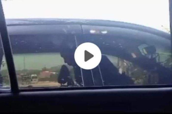 Cuplikan video mobil goyang di parkiran Rumah Sakit Hastien, Rengasdengklok, Karawang yang dilakukan oknum Camat dan Bidan