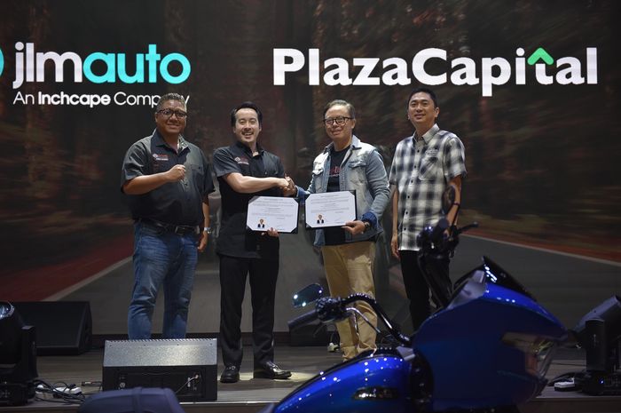 [Kiri ke Kanan] Irvino Edwardly, Sales &amp; Marketing Director, JLM Auto Indonesia, Gerry Kertowidjojo, President Director PT JLM Auto Indonesia, Robert Wardhana, President Director Plaza Capital, Carlos Sanusi