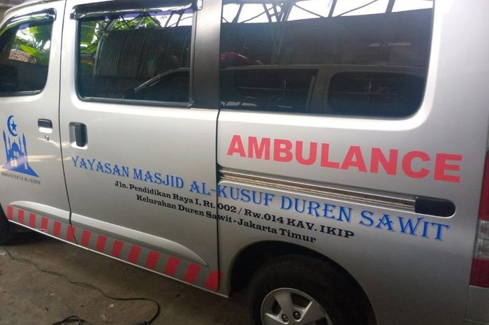 Ambulans basis Daihatsu Gran Max milik masjid raya Al-Kusuf di Duren Sawit, Jakarta Timur