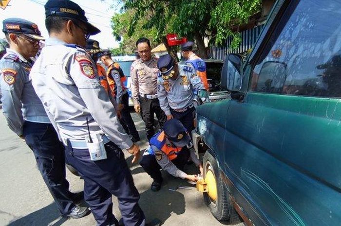 Petugas gabungan Dishub, Polisi, Subdenpom TNI, Garnisun TNI, dan Satpol PP Cimahi gembok mobil parkir sembarangan
