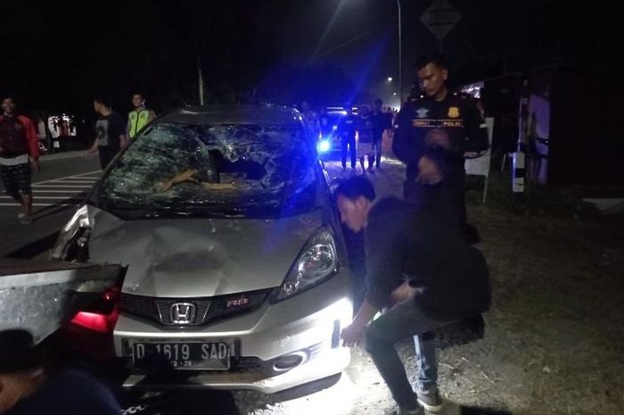 Honda Jazz GE8 yang diamuk massa di Pansela termasuk Dukuh Criwik, Desa Tambakmulyo, Kecamatan Puring, Kebumen, Jawa Tengah karena tabrak lari