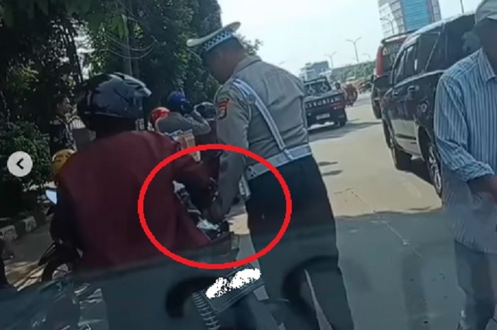 Polisi diduga menerima salam tempel dari pemotor yang kena razia