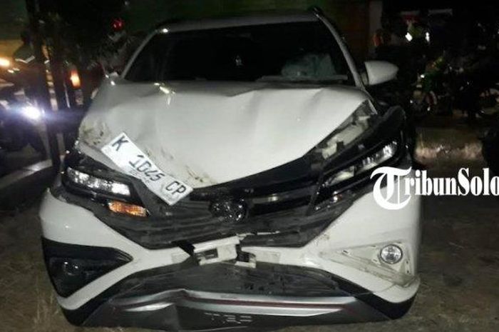 Toyota Rush bonyok usai tabrak benda besar yang mendadak jatuh ke tengah jalan.