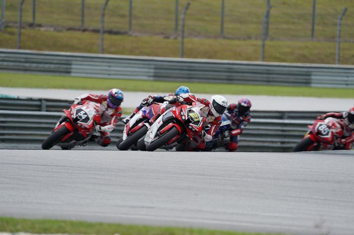 ARRC Sepang kelas SS 600, dua pembalap AHRT berhasil meraih podium