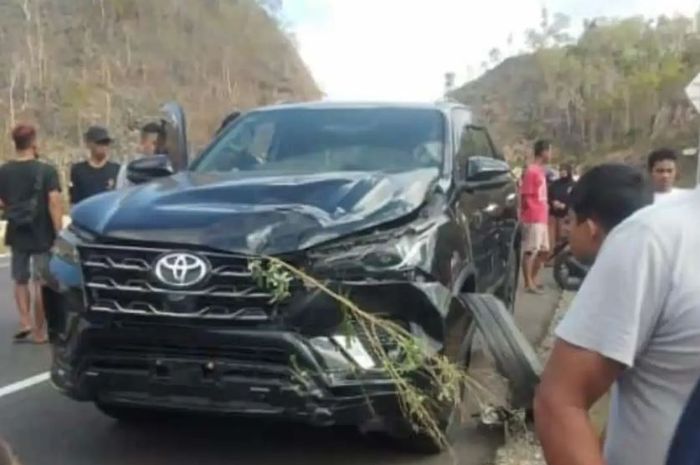 Toyota Fortuner tabrak dan seret pengendara Yamaha Vega 20 meter di JJLS cangsewu Gesing 2, Padukuhan Gesing, Kalurahan Purwodadi, Kapanewon Tepus, Gunungkidul