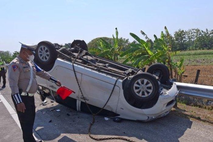 Toyota Avanza berisi 10 orang penumpang dan sopir terbalik di KM 679+300/B tol Jombang-Mojokerto, Jawa Timur