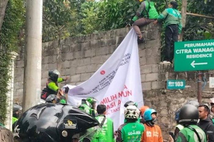 Perselisihan ojek online dan ojek pangkalan di Pasir Impun, Mandalajati, Bandung, Jawa Barat