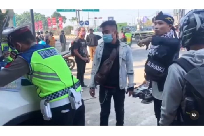 Pemotor kerasukan saat ditilang polisi, netizen langsung serbu dengan beragam komentar
