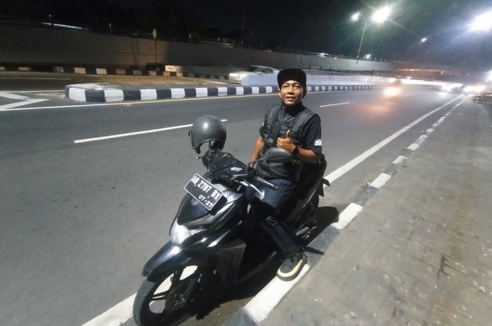 WIkan Widyahmoko alias Momo Wikan (30) yang hobi bantu motor mogok di jalanan provinsi DIY