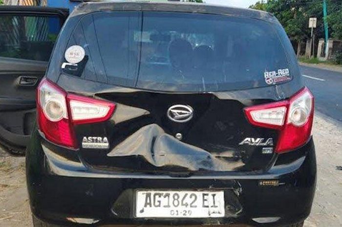 Daihatsu Ayla yang ditabrak pengendara Honda Scoopy hingga meninggal di jalan raya desa Keling, Kepung, kabupaten Kediri, Jawa Timur