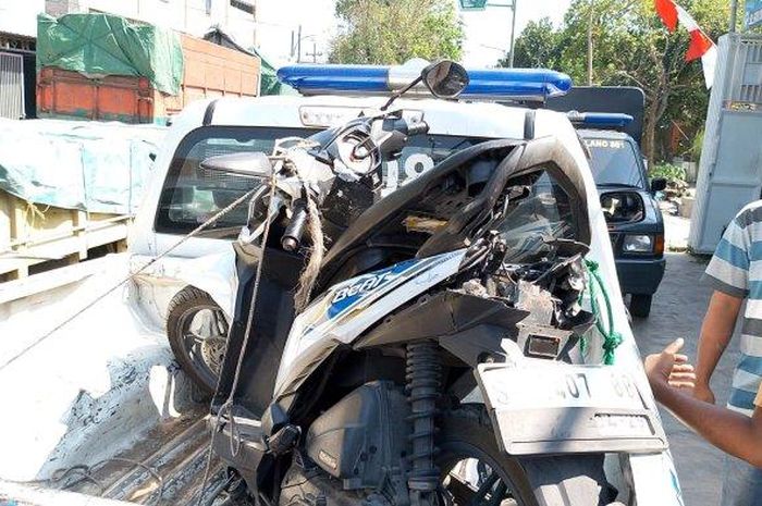 Kondisi Honda BeAT yang ditabrak truk gandeng dari belakang saat dikendarai dua wanita di Jombang
