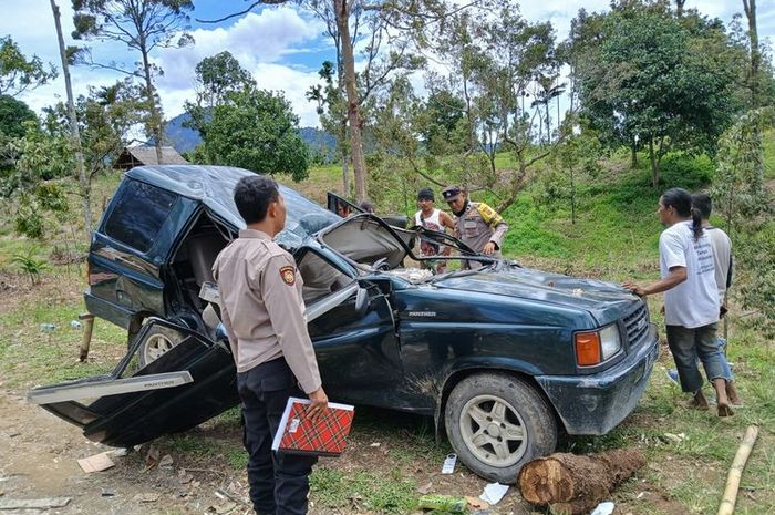 Isuzu Panther yang tertimpa pohon di kebun durian desa Telagah, Sei Bingai, Langkat, Sumatera Utara menewaskan ayah dan kedua anaknya