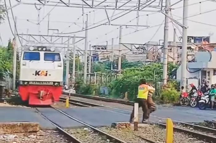 Aksi heroik petugas di perlintasan kereta api Stasiun Senen Jakarta, Rabu (18/9/2024)