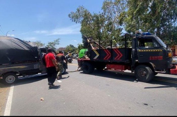 Daihatsu Gran Max muatan barang elektronik terguling usai gagal menyalip truk di Jalan Raya Ponorogo-Madiun KM 4-5, Desa/Kecamatan Babadan, Kabupaten Ponorogo, Jawa Timur