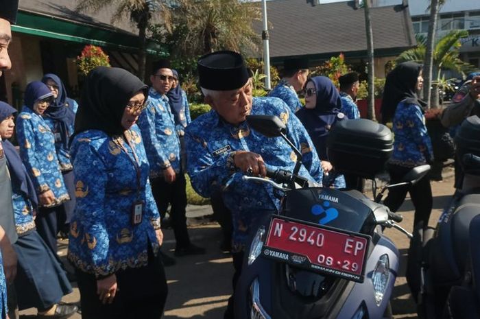 Bupati Malang, HM Sanusi bagikan 37 unit Yamaha Lexi LX 155 ke Petugas Lapangan Keluarga Berencana (PLKB)