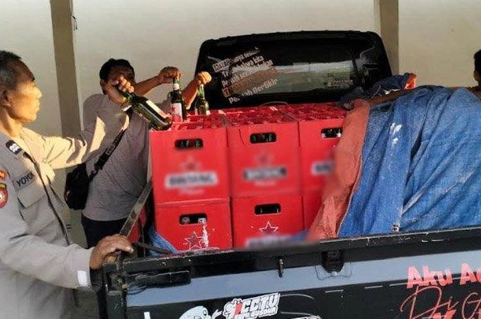 Ratusan botol minuman keras yang diangkut Suzuki Mega Carry diamankan di jalan raya Kabuh-Babat, Kabuh, Jombang, Jawa Timur