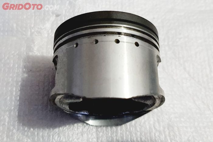 Lubang pada dinding piston berfungsi sebagai jalur oli mesin 