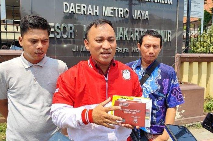 APS dan kuasa hukumnya melaporkan penjual mobil bekas di Duren Sawit yang mengeroyoknya