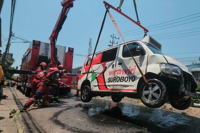 Daihatsu Luxio yang menjadi feeder Wara Wiri Suroboyo dievakuasi dari sungai Jl Medokan Sawah Depan, Rungkut, Surabaya