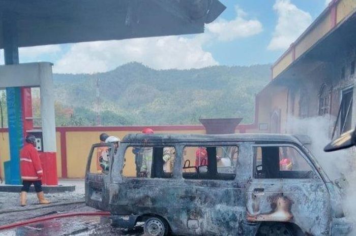 Suzuki Carry dan Toyota Kijang berubah jadi besi rongsokan di SPBU