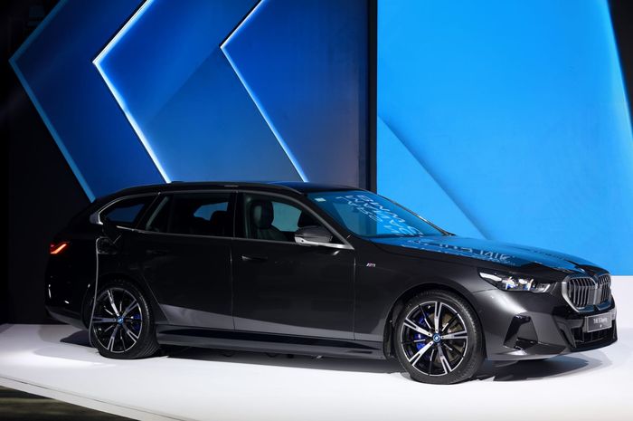 BMW i5 Touring electric meluncur di Indonesia