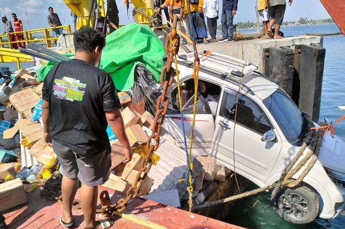 Toyota Rush nyaris terjun ke laut di Pelabuhan Jangkar Situbondo, Jawa Timur akibat didorong truk semen rem blong