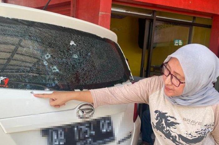 SKN (46), warga  Trirenggo, Kapanewon Bantul, Kabupaten Bantul menunjukan bekas tembakan yang mengenai Daihatsu Sigra miliknya