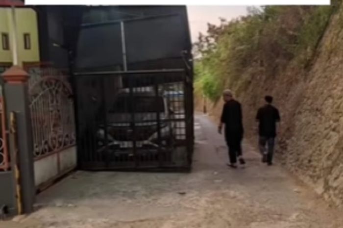 pemilik rumah nekat bangun grasi sampai menutup setengah badan jalan umum