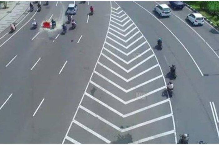 Marka serong di jalan raya