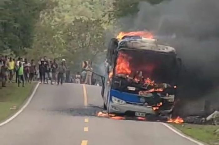 Bus angkutan lintas batas negara asal Timor Leste bernama Babadok terbakar di Ekafalo, Desa Oinbit, Kecamatan Insana, Kabupaten Timor Tengah Utara (TTU), NTT