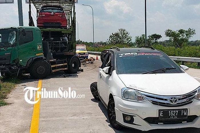 Toyota Etios diterjang trruk dari belakang di Tol Boyolali saat berhenti di marka chevron