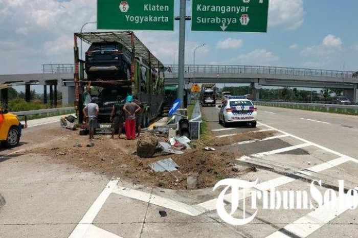 Toyota Etios kena sundul truk muatan mobil baru di Tol Boyolali