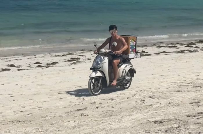 Filip Salac jualan es krim jelang MotoGP Indonesia di Sirkuit Mandalika, Lombok, NTB