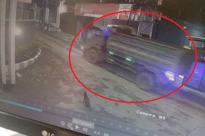 Dalam lingkaran merah, dump truck Mitsubishi Ragasa nopol E 9574 D terekam CCTV saat digondol maling dari lahan kosong di Jl Pangkalan Batu, Bogor Barat, kota Bogor