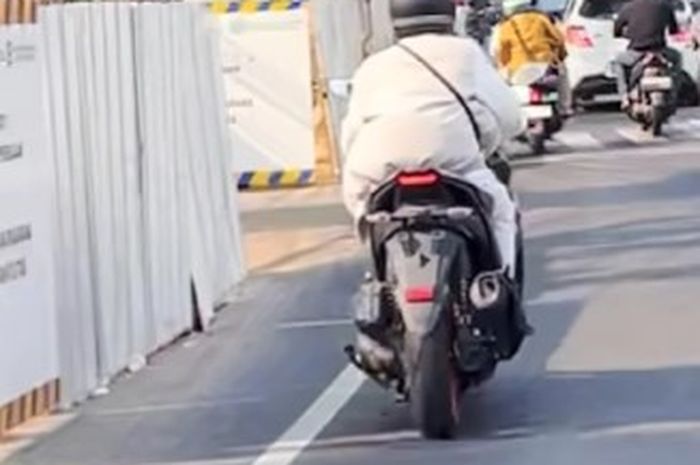 Yamaha Aerox 155 terekam kamera tidak dilengkapi dengan pelat nomor belakang