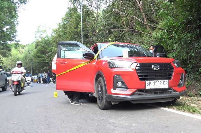 Daihatsu Rocky digaris polisi setelah pengemudinya jadi korban perampokan dengan luka di leher di Jl Gajah Mada, Sei Ladi, Batam, Kepulauan Riau