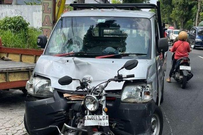 Honda Tiger didorong kencang Gran Max sampai kejepit Innova, pemotor tewas di TKP