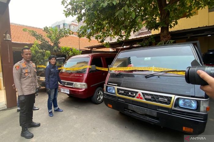 Barang bukti yang diamankan dari tiga sindikat pencurian mobil di Jakarta Selatan, Mitsubishi L300, Suzuki Carry Pikap dan Carry Futura