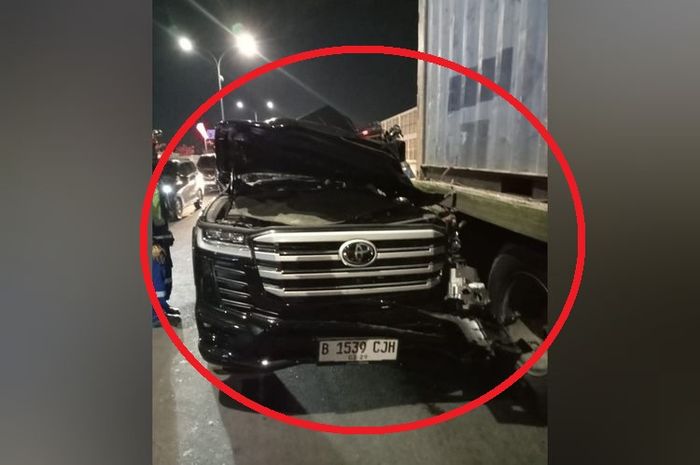 Dalam lingkaran merah Toyota Land Cruiser 300 VX-R milik owner Pallubasa Serigala Makassar kecelakaan tabrak truk kontainer di tol layang Makassar