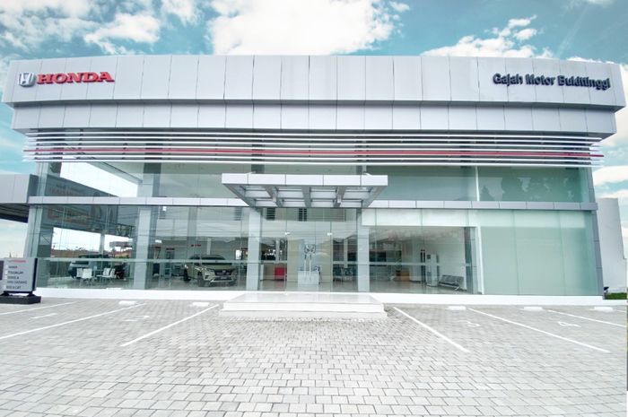 Salah satu yang terbesar, dealer Honda Gajah Motor Bukittinggi. Dilengkapi layanan 3S + BP (Sales, Service, Sparepart, serta Body &amp; Paint)